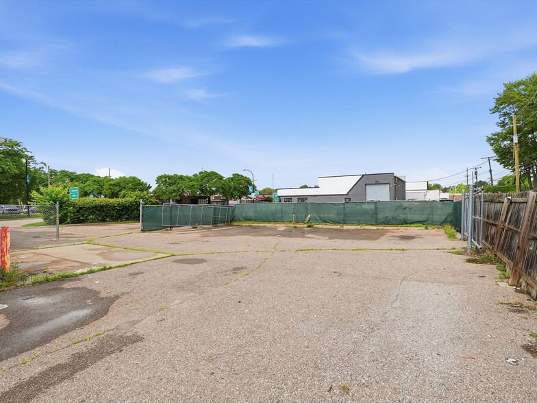More Photos Of 832 W 11 Mile Rd, Madison Heights Warehouse For Sale