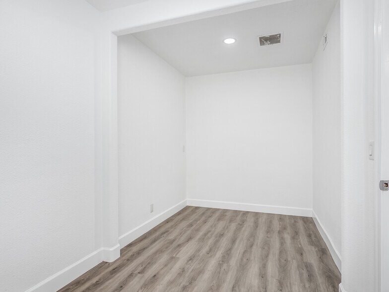 More Photos Of 2632-2640 N Blackstone Ave, Fresno Office Residential For Lease