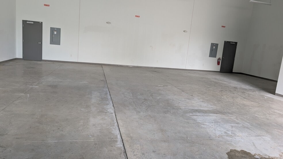 More Photos Of 5101 N Howard Ave, Tampa Light Distribution For Lease
