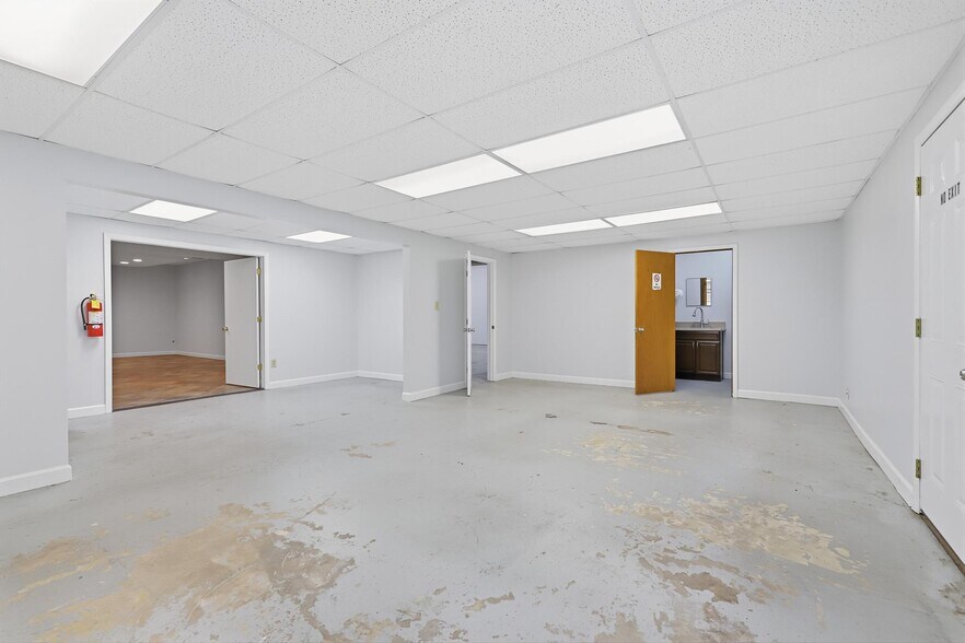 More Photos Of 623 Pleasant St, Lake Helen Flex For Lease