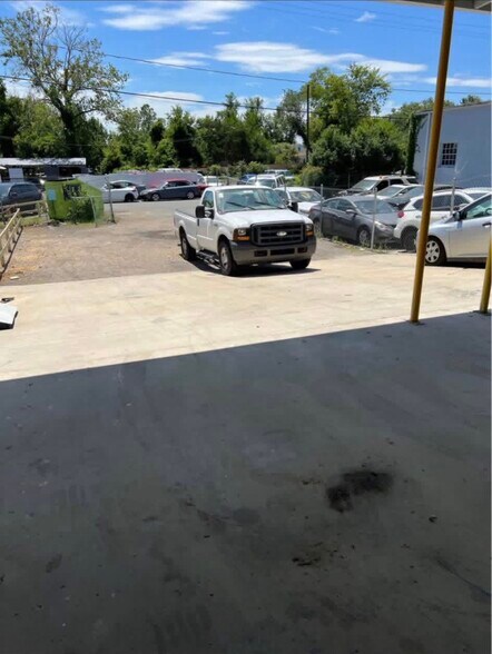 More Photos Of 204 Thompson Ave, Fredericksburg Warehouse For Lease