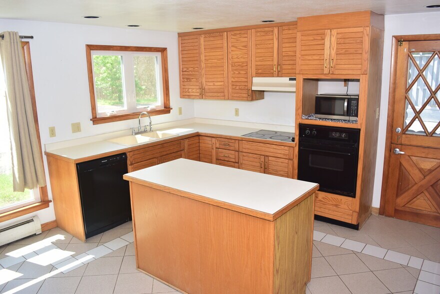 More Photos Of 2013 General Potter Hwy, Centre Hall Showroom For Sale