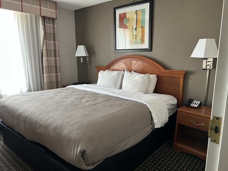 More Photos Of 2463 E Sharon Rd, Cincinnati Hotel For Sale