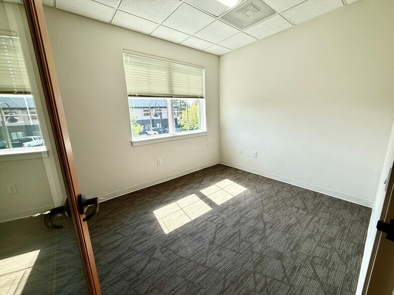 More Photos Of 2855 NW Crossing Dr, Bend Medical For Lease