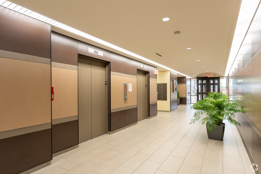 More Photos Of 4800 Fashion Square Blvd, Saginaw Office For Lease