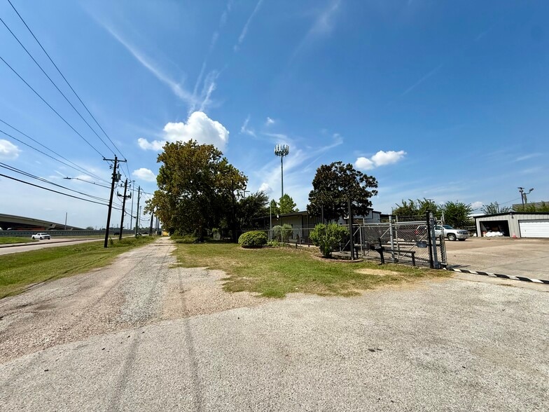 More Photos Of 6820 Poppy St, Houston Office For Sale