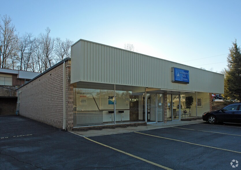 More Photos Of 941 3rd Ave NW, Hickory Freestanding For Sale