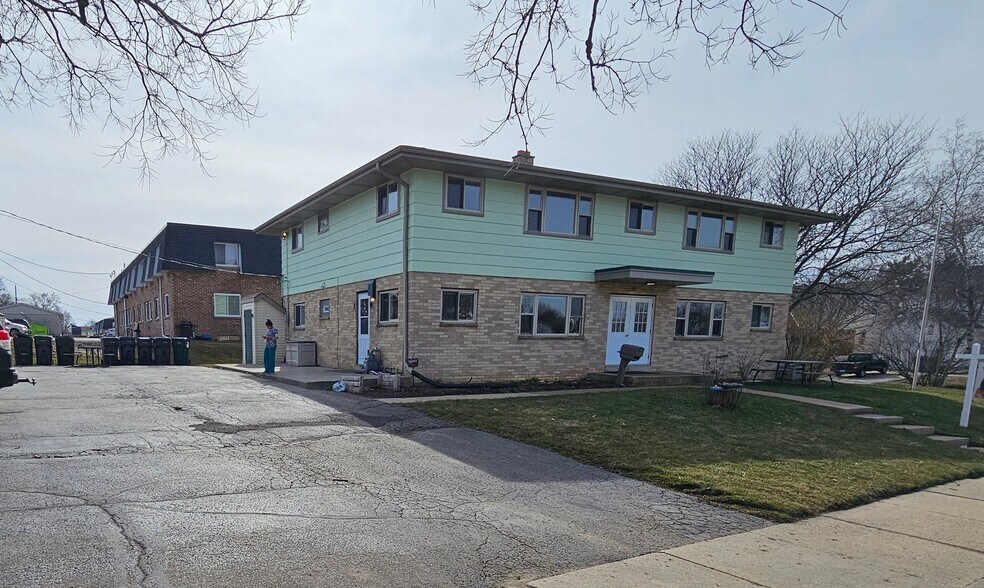 Primary Photo Of 325 Sentinel Dr, Waukesha Assisted Living For Lease