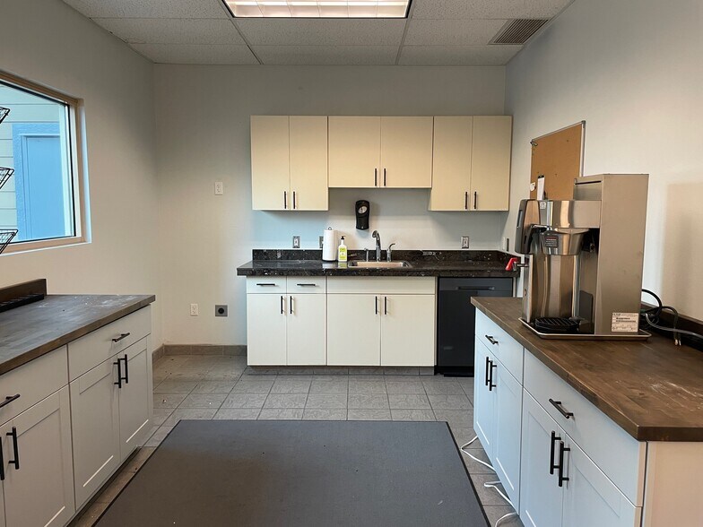 More Photos Of 23221 E Knox Ave, Liberty Lake Light Manufacturing For Sale