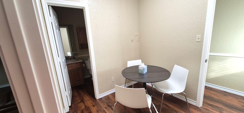 More Photos Of 606 S Harbor Ct, Granbury Office For Lease
