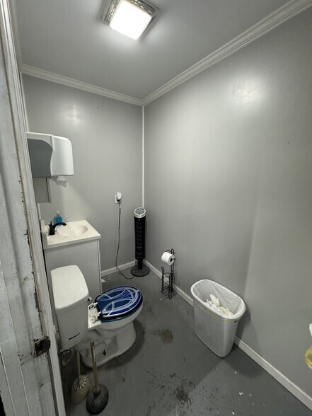 More Photos Of 103 Mabee Ave, Monteagle Industrial For Sale