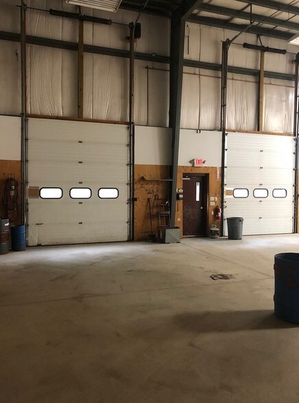 More Photos Of 160 S Turnpike Rd, Wallingford Light Distribution For Lease