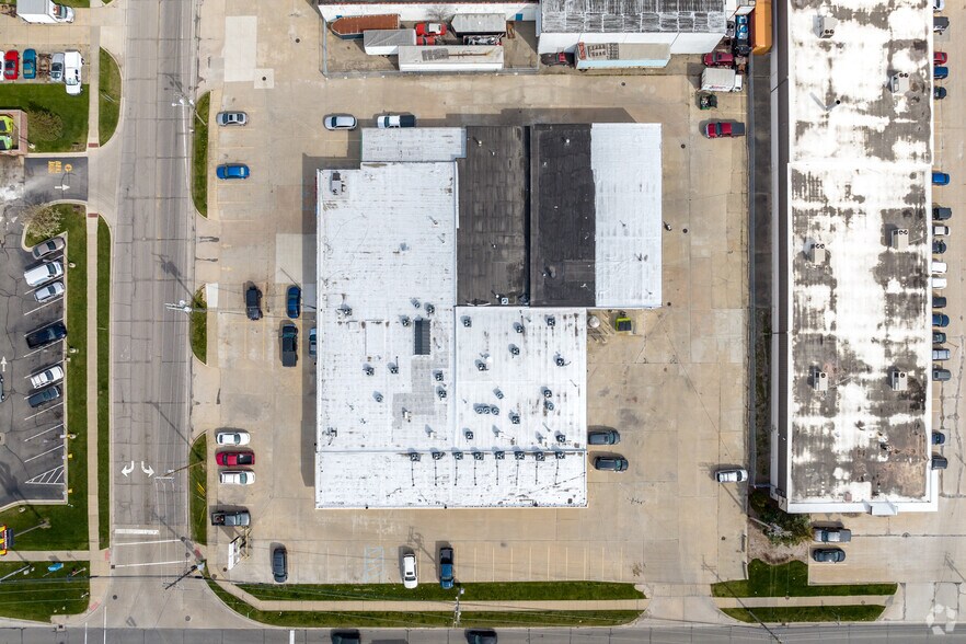 More Photos Of 15555-15651 E Twelve Mile Rd, Roseville Warehouse For Sale