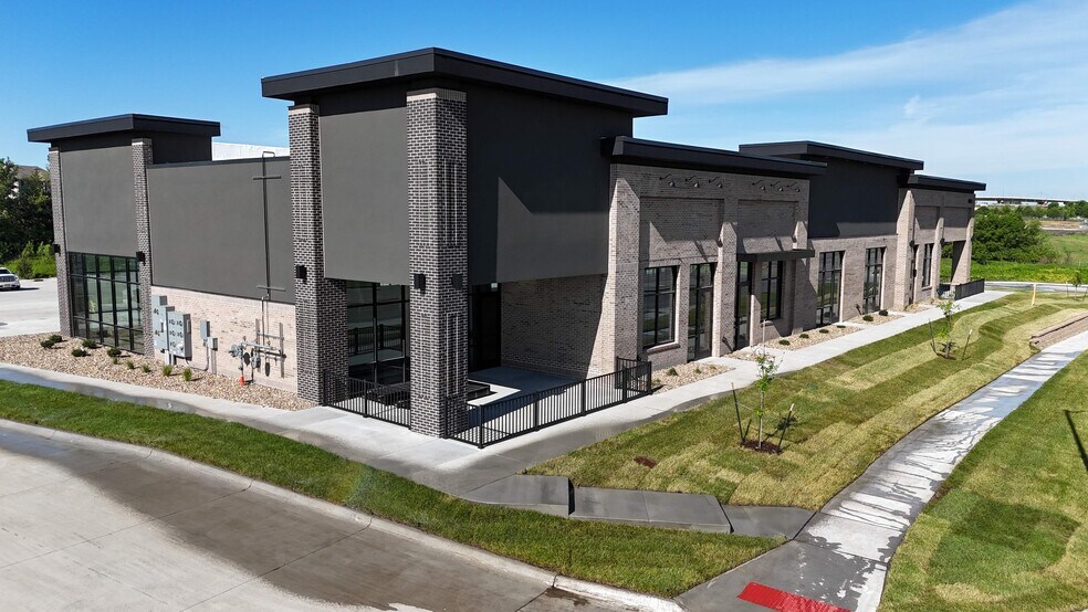 More Photos Of 10100 Plum Dr, Urbandale Restaurant For Lease