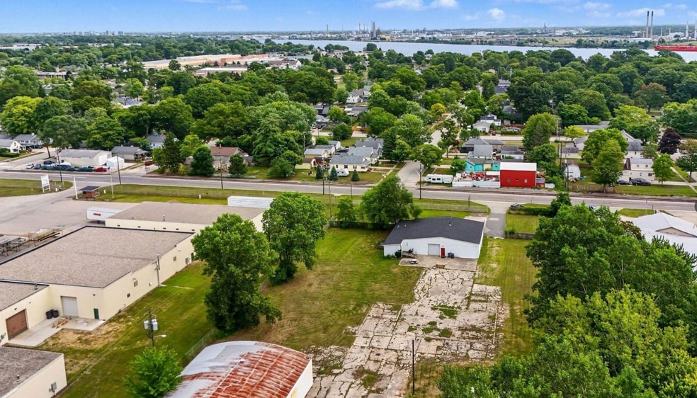 More Photos Of 3905 32nd St, Port Huron Showroom For Sale