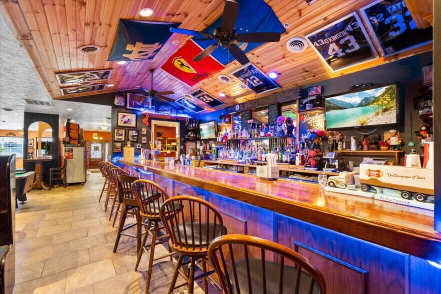 More Photos Of 212 Main St, Oneida General Retail For Sale