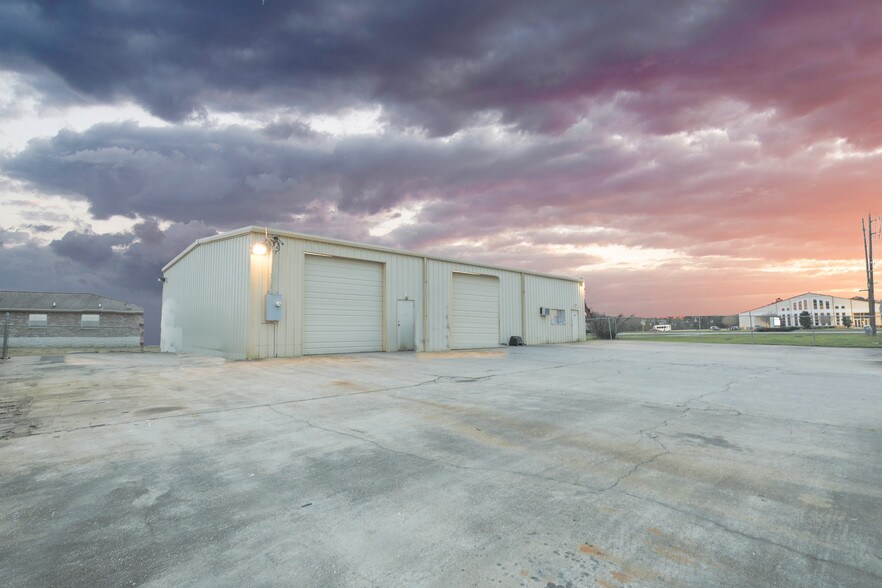 More Photos Of 2407B S Houston Ave, Humble Warehouse For Lease