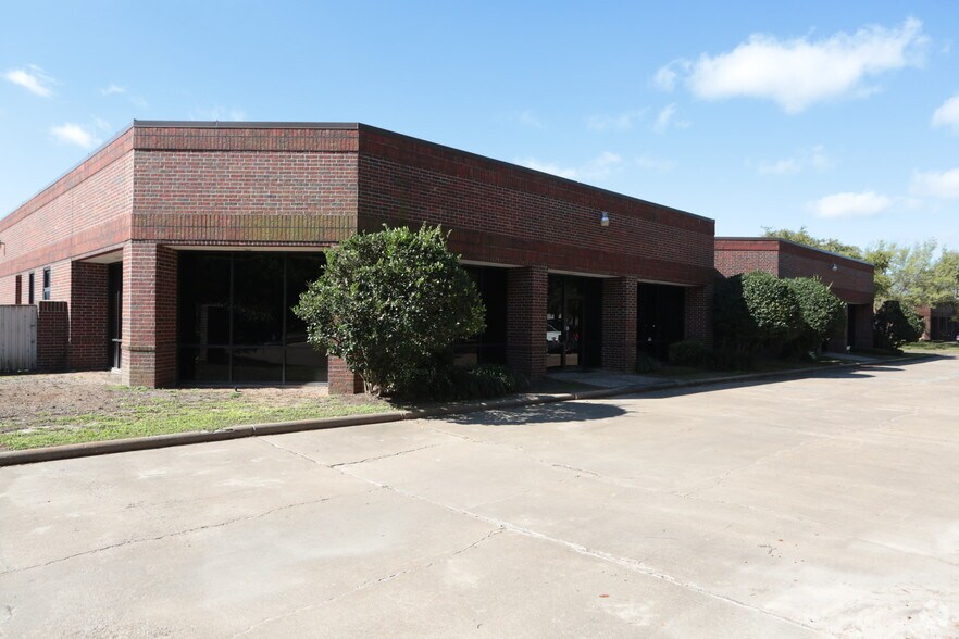 Primary Photo Of 12999 Jess Pirtle Blvd, Sugar Land Coworking Space