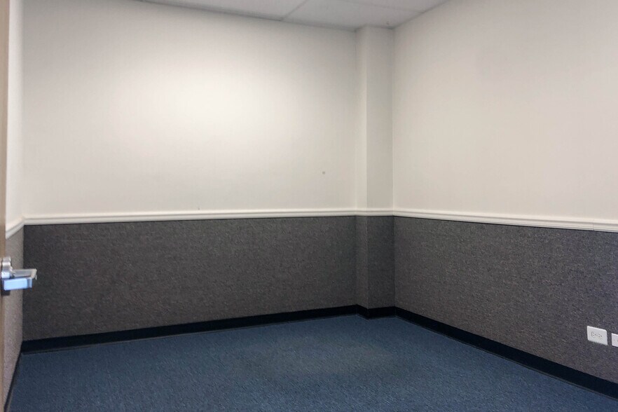 More Photos Of 250 E Dry Creek Rd, Littleton Unknown For Lease