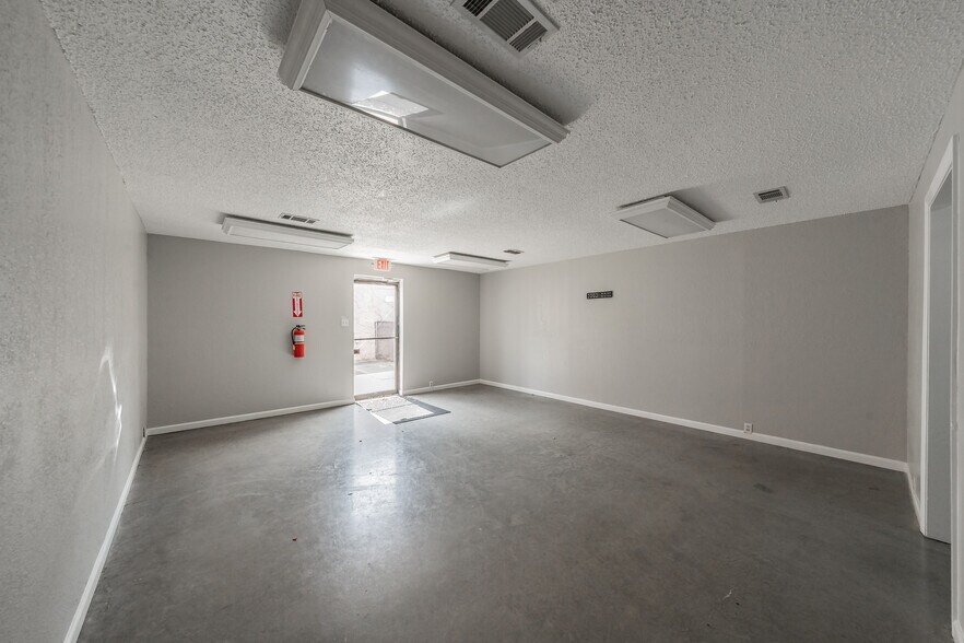 More Photos Of 7235 Glenview Dr, Richland Hills Office For Sale