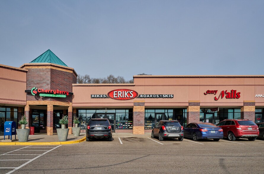More Photos Of 905-955 E County Rd E, Vadnais Heights General Retail For Lease