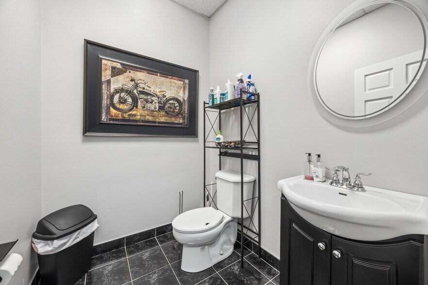 More Photos Of 17720-17724 Oak Park Ave, Tinley Park Office For Sale