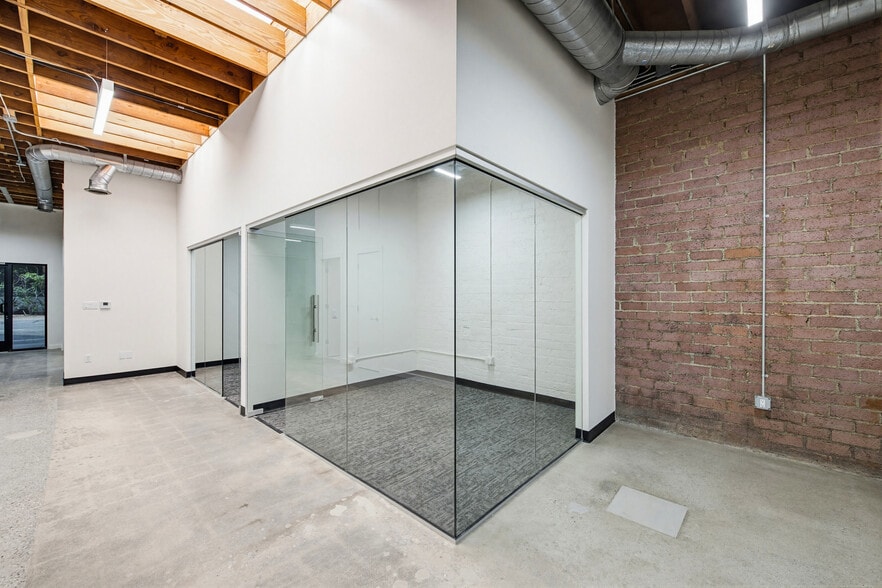 More Photos Of 2558 Overland Ave, Los Angeles Office For Lease