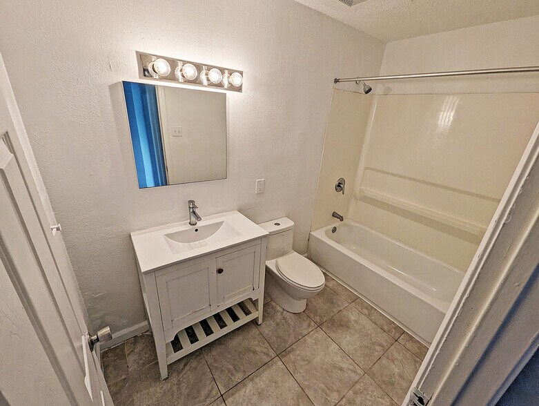 More Photos Of 1991 Delowe Dr SW, Atlanta Apartments For Sale