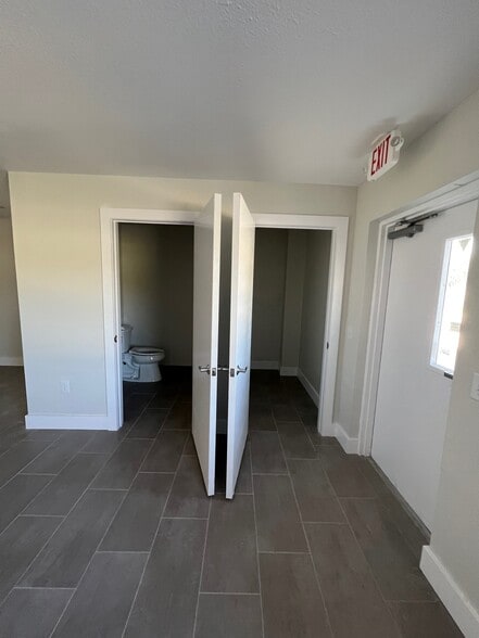 More Photos Of 2907 Brooks St, Lakeland Industrial For Lease