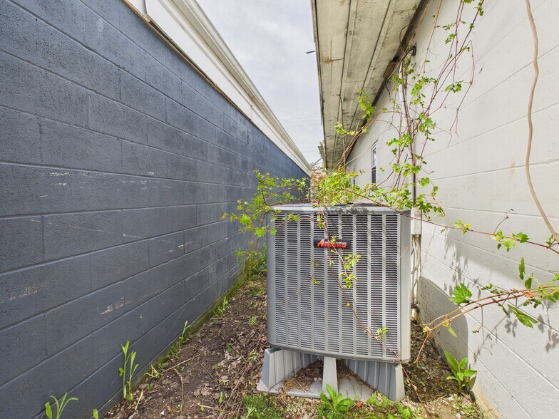 More Photos Of 3164 Lewis Ave, Ida Medical For Lease