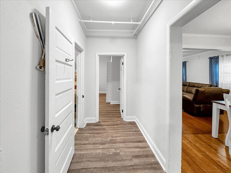 More Photos Of 1007 W Wright St, Pensacola Specialty For Sale