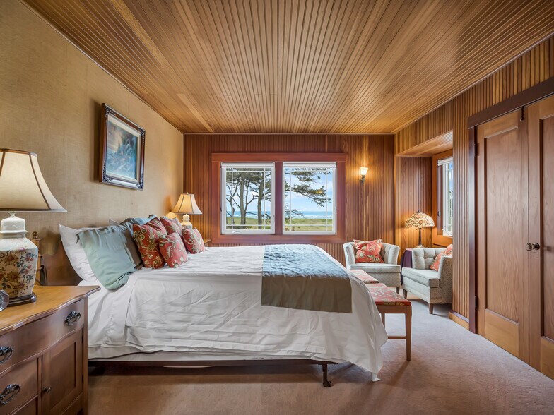 More Photos Of 1021 Promenade, Seaside Specialty For Sale