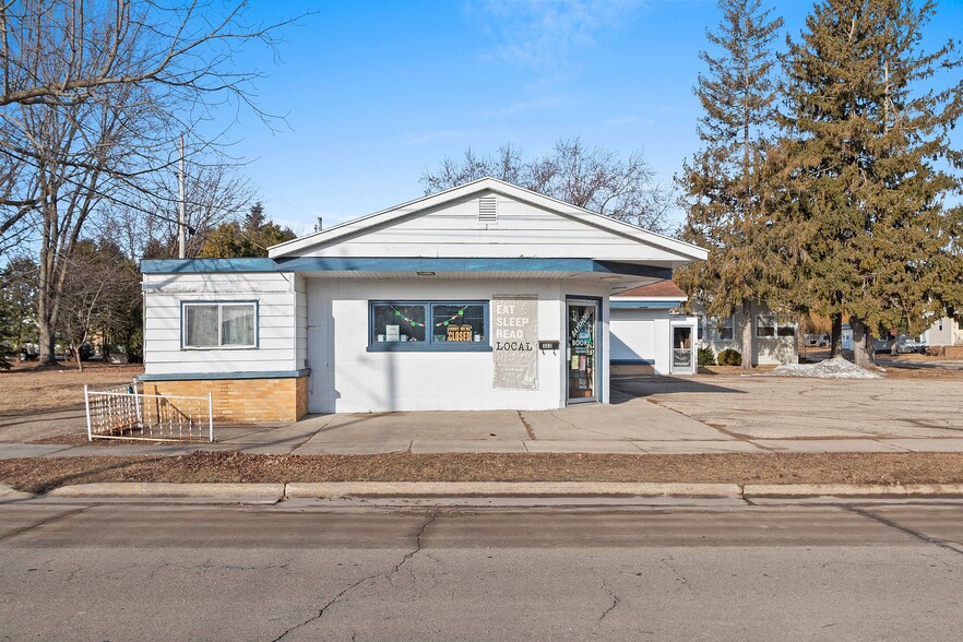 More Photos Of 302 Collins Ave, Oconto General Retail For Sale