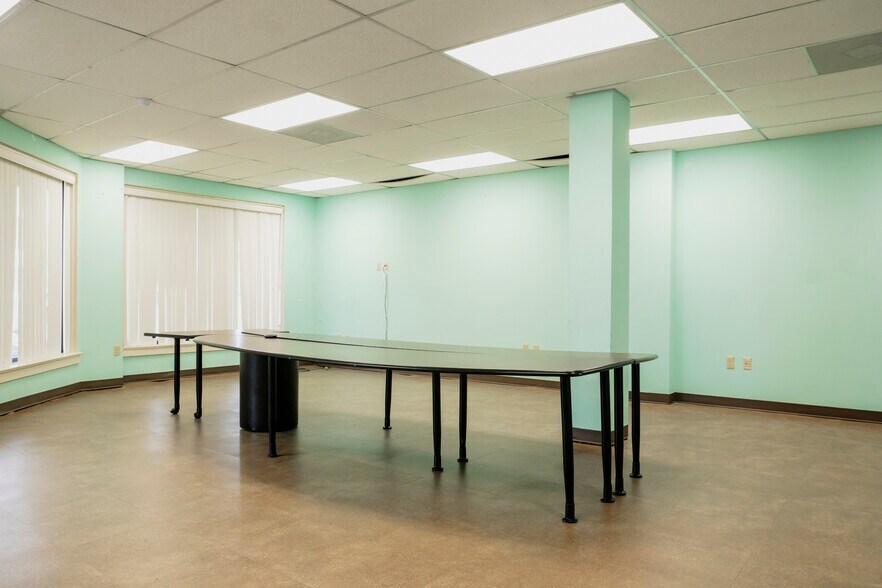 More Photos Of 1712 S Staples St, Corpus Christi Office For Lease