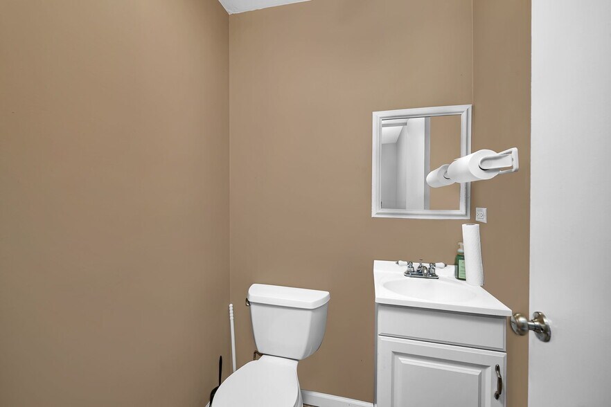 More Photos Of 3S340 Rockwell St, Warrenville Industrial For Lease