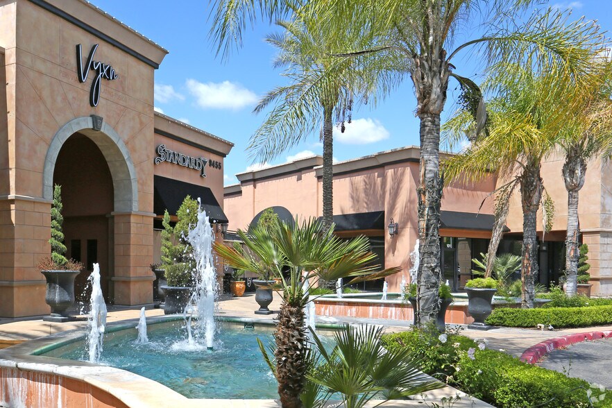 More Photos Of 9433-9447 N Fort Washington Rd, Fresno General Retail For Lease