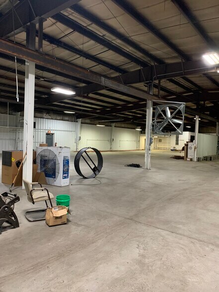 More Photos Of 1850 Cofrin Dr, Green Bay Manufacturing For Lease
