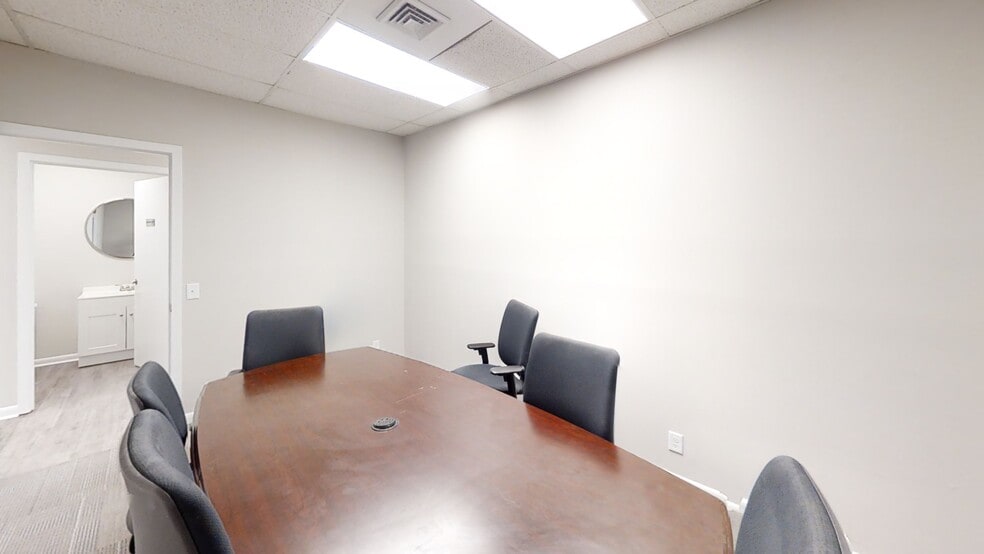 More Photos Of 2920 Edgewood Cir, Columbus Office For Lease