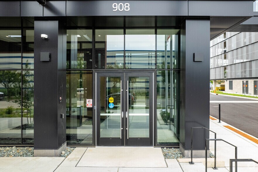 More Photos Of 908 E Main St, Madison Office For Lease