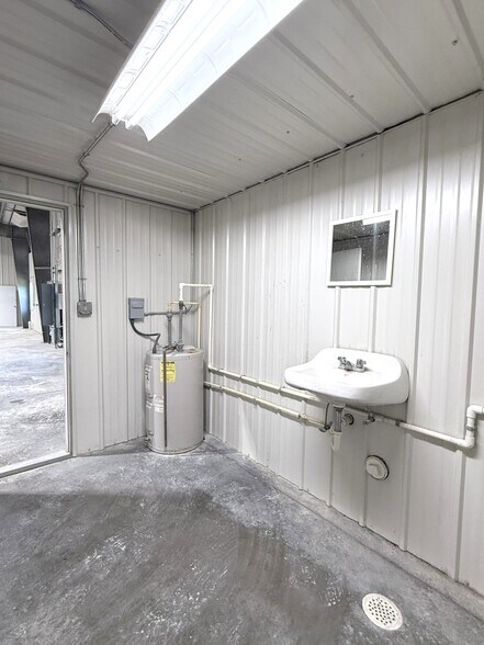 More Photos Of 875 Enterprise Ave, Galesburg Industrial For Sale