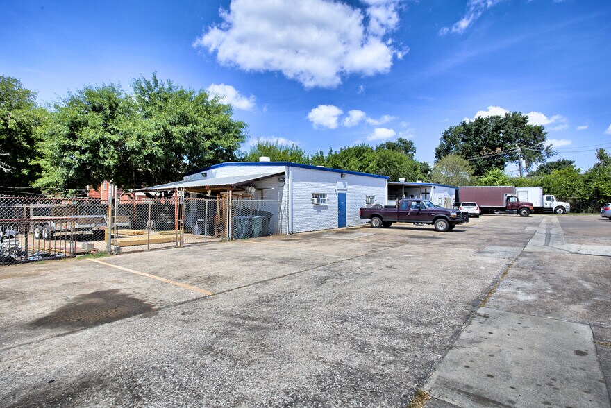 More Photos Of 15502 Old Galveston Rd, Webster Light Manufacturing For Lease