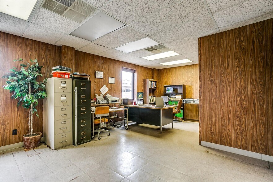 More Photos Of 117 W Rock Island Ave, Boyd Light Manufacturing For Lease