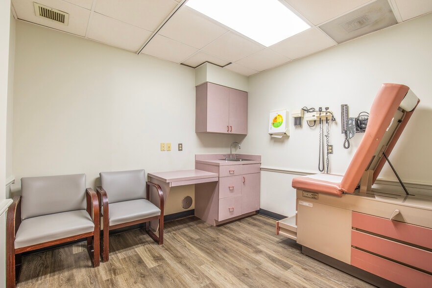 More Photos Of 1805 SE Lake Weir Ave, Ocala Medical For Sale