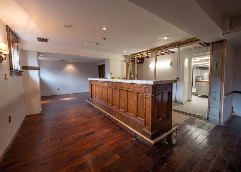 More Photos Of 649 High St, Worthington Storefront Retail Office For Sale