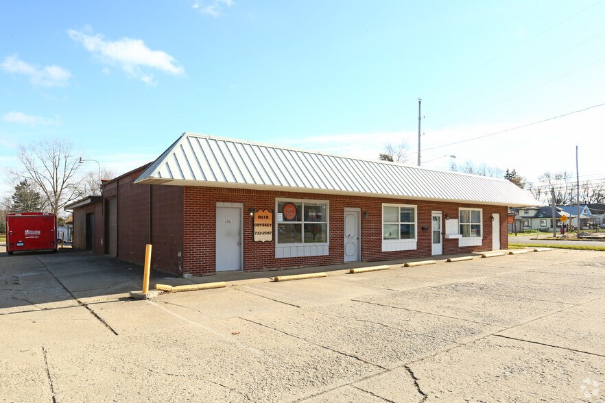 More Photos Of 1201-1213 Corunna Ave, Owosso Storefront Retail Office For Sale