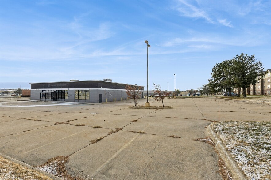 More Photos Of 1101 E Army Post Rd, Des Moines Freestanding For Sale