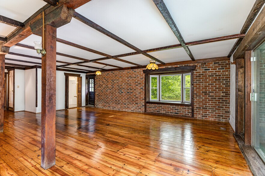 More Photos Of 6908 S Roxbury Mill Rd, Spotsylvania Flex For Sale