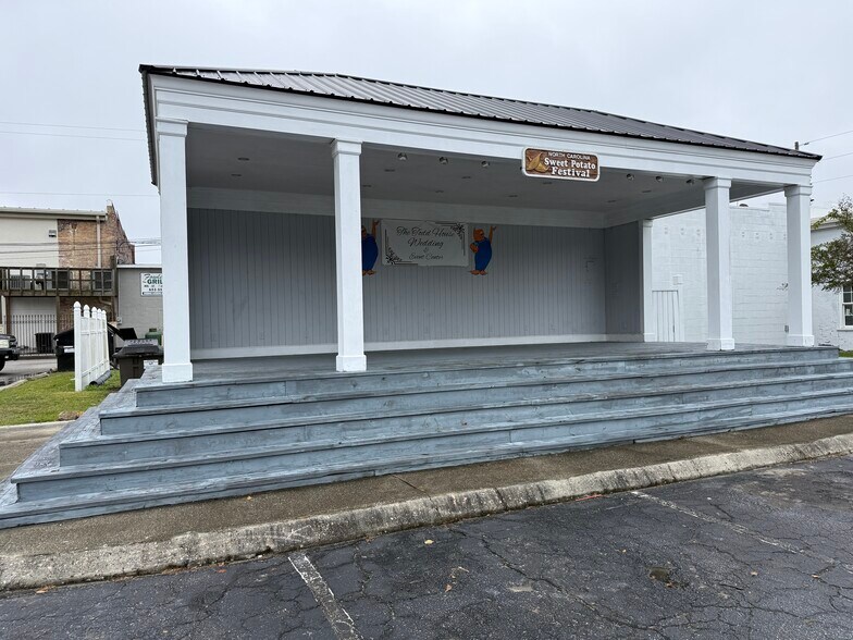 More Photos Of 102 Live Oak St, Tabor City Restaurant For Sale