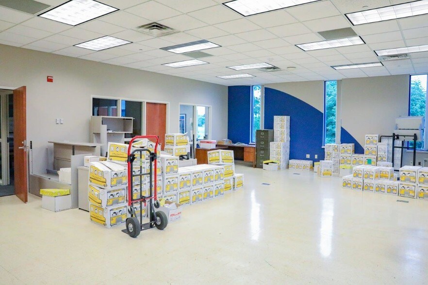 More Photos Of 1605 Heritage Dr, Northfield Office For Lease