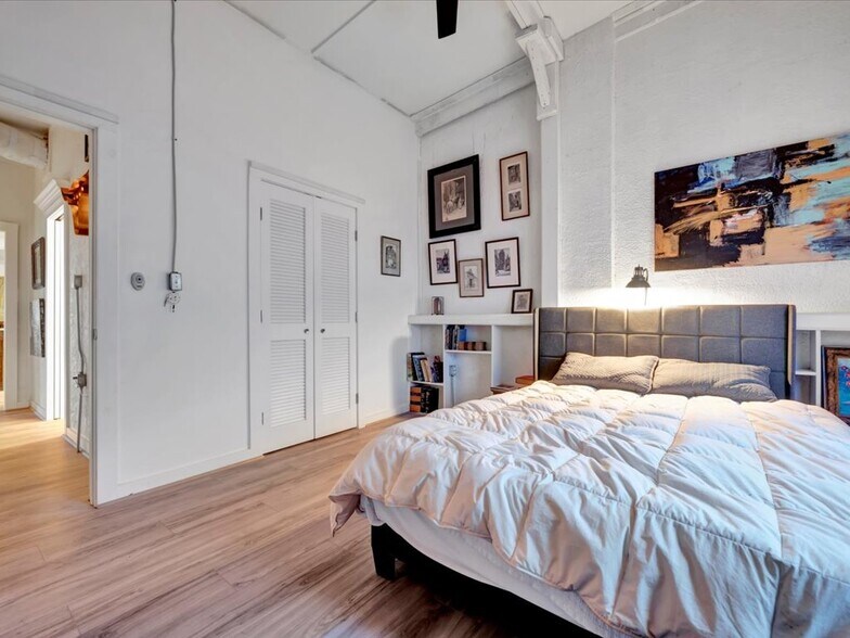 More Photos Of 132 Nacogdoches St, Center Storefront Retail Residential For Sale